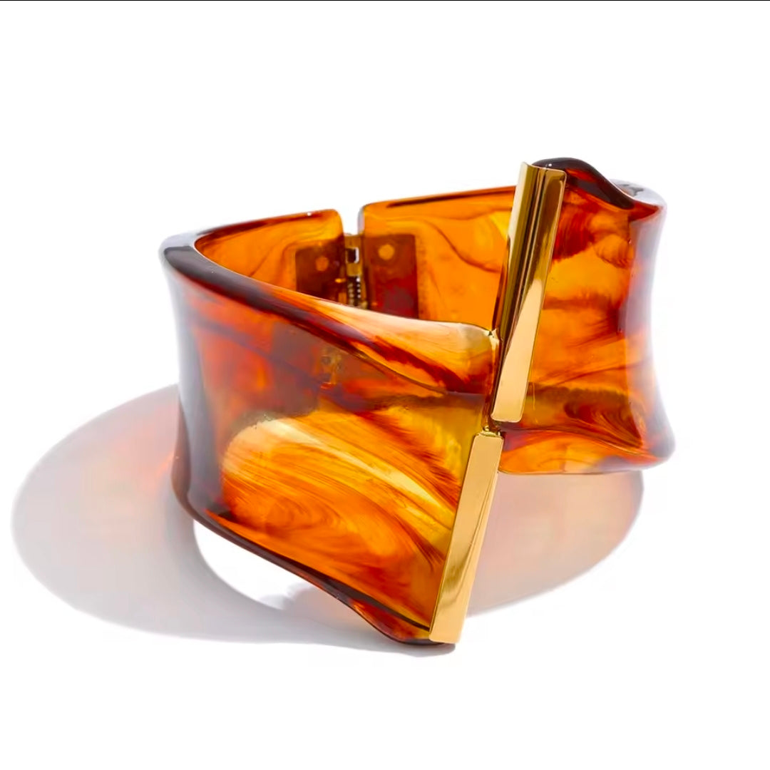 EXCLUSIVE ACRYLIC ACETIC BANGLE