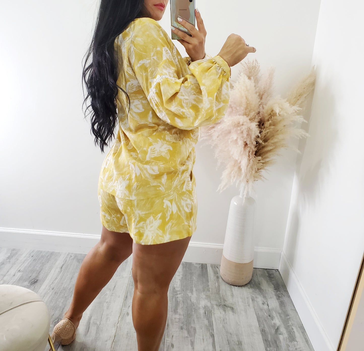 SUNLIT SHORT