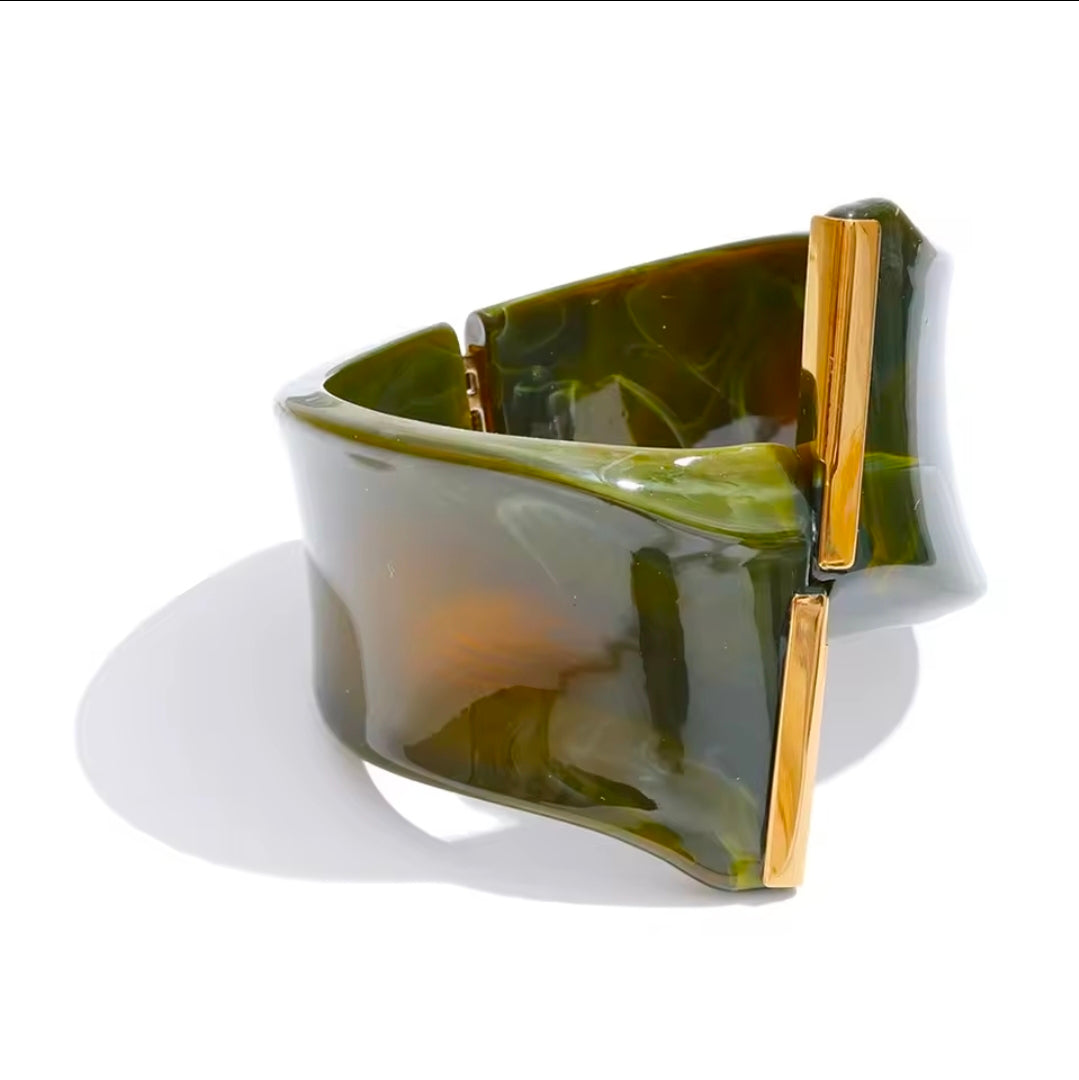 EXCLUSIVE ACRYLIC ACETIC BANGLE