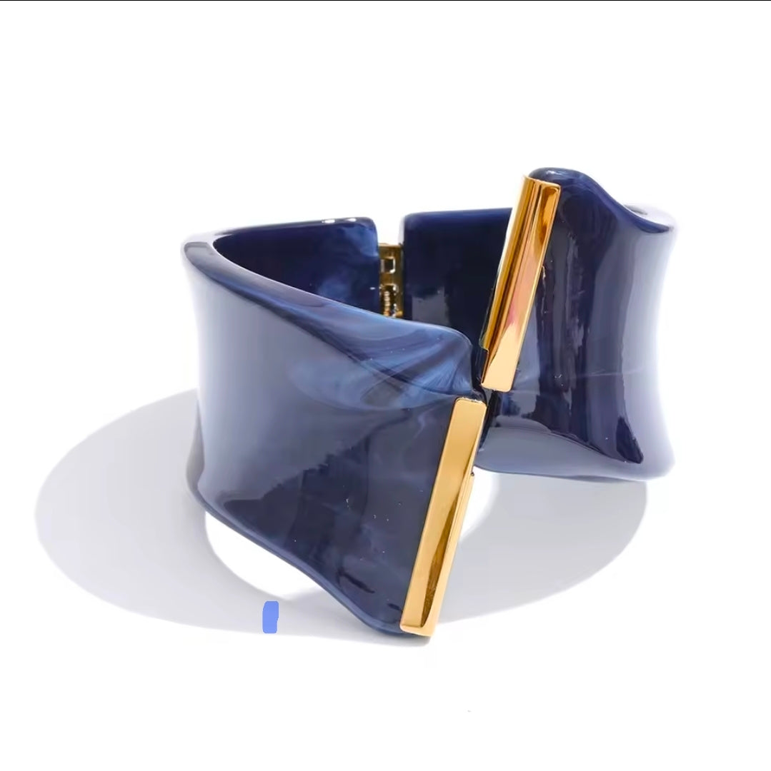 EXCLUSIVE ACRYLIC ACETIC BANGLE