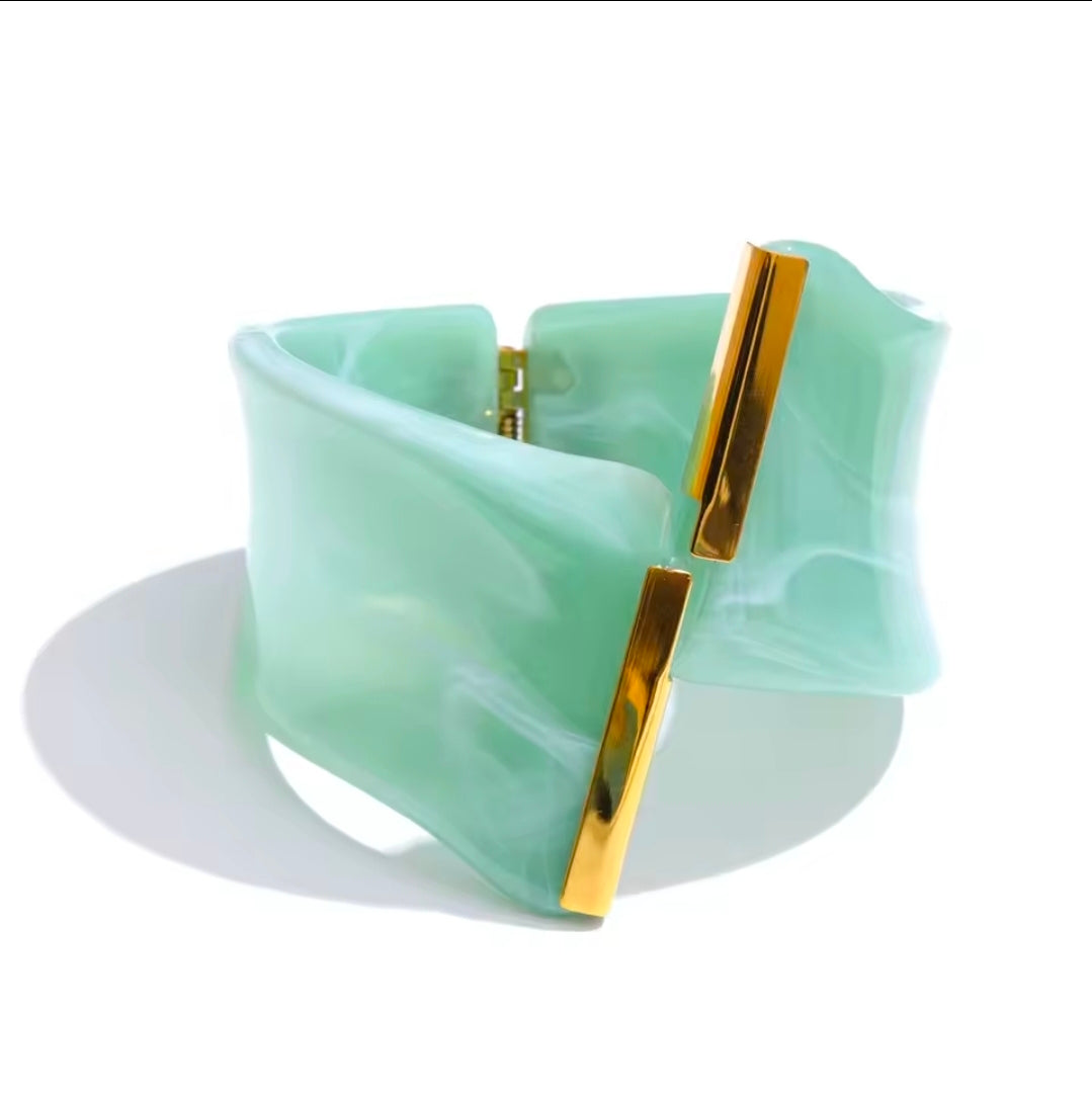 EXCLUSIVE ACRYLIC ACETIC BANGLE
