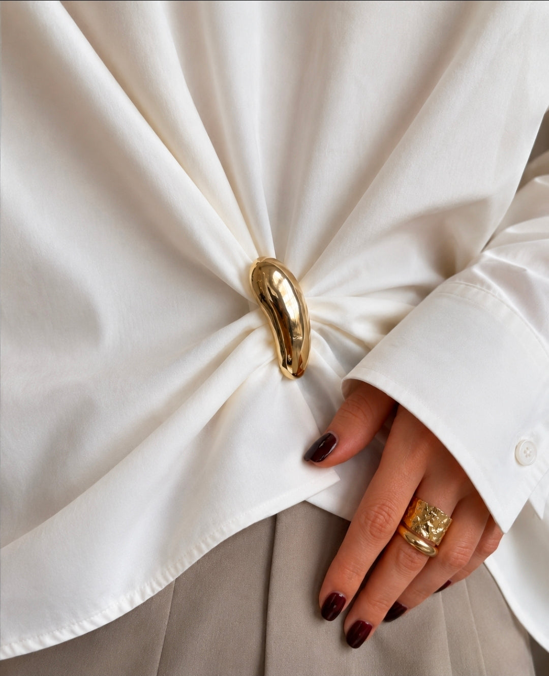 GLOSSY BROOCH WAIST ADJUSTER